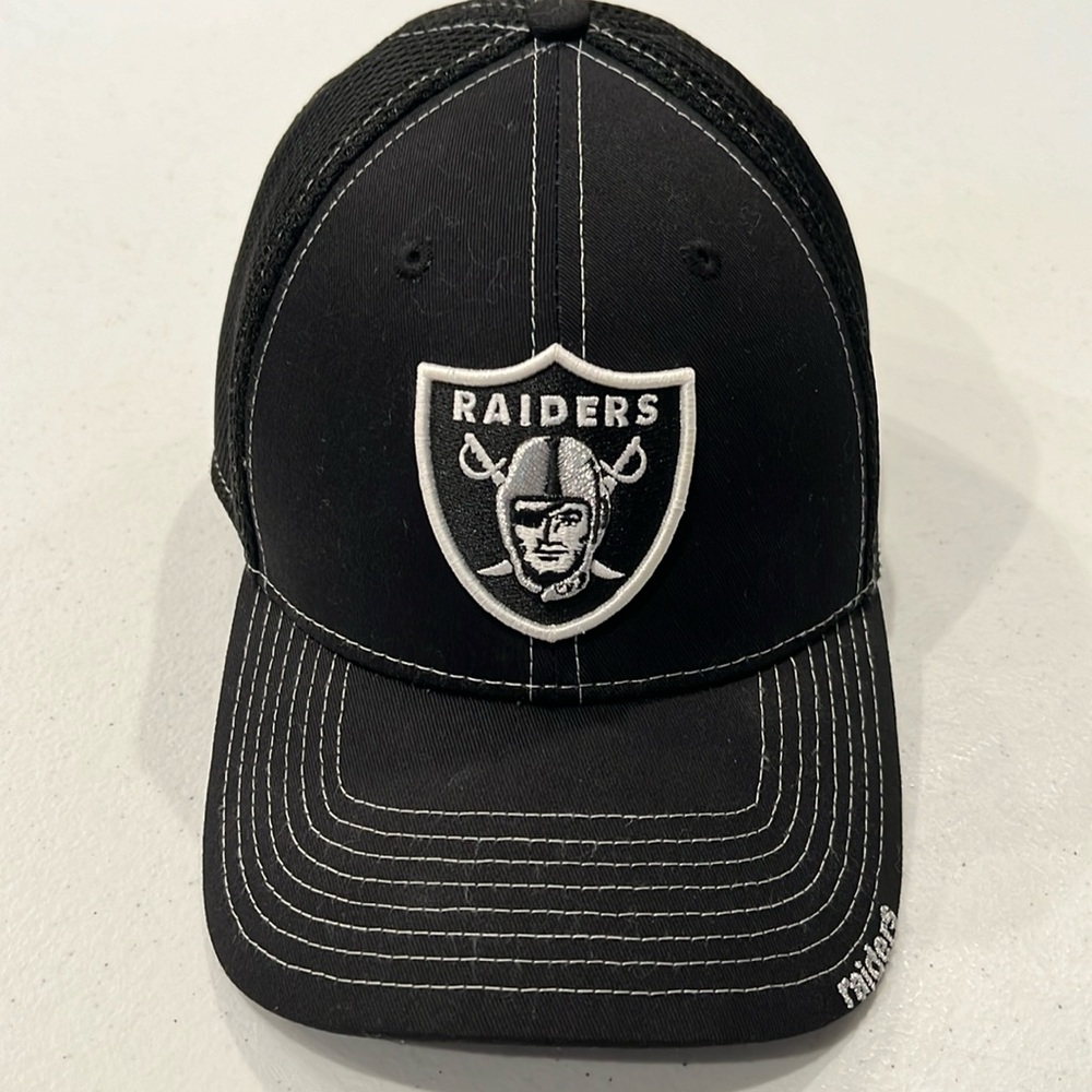 Oakland Raiders New Era Silver & Black Fitted Hat Sz Large-XLarge w/Team Logos